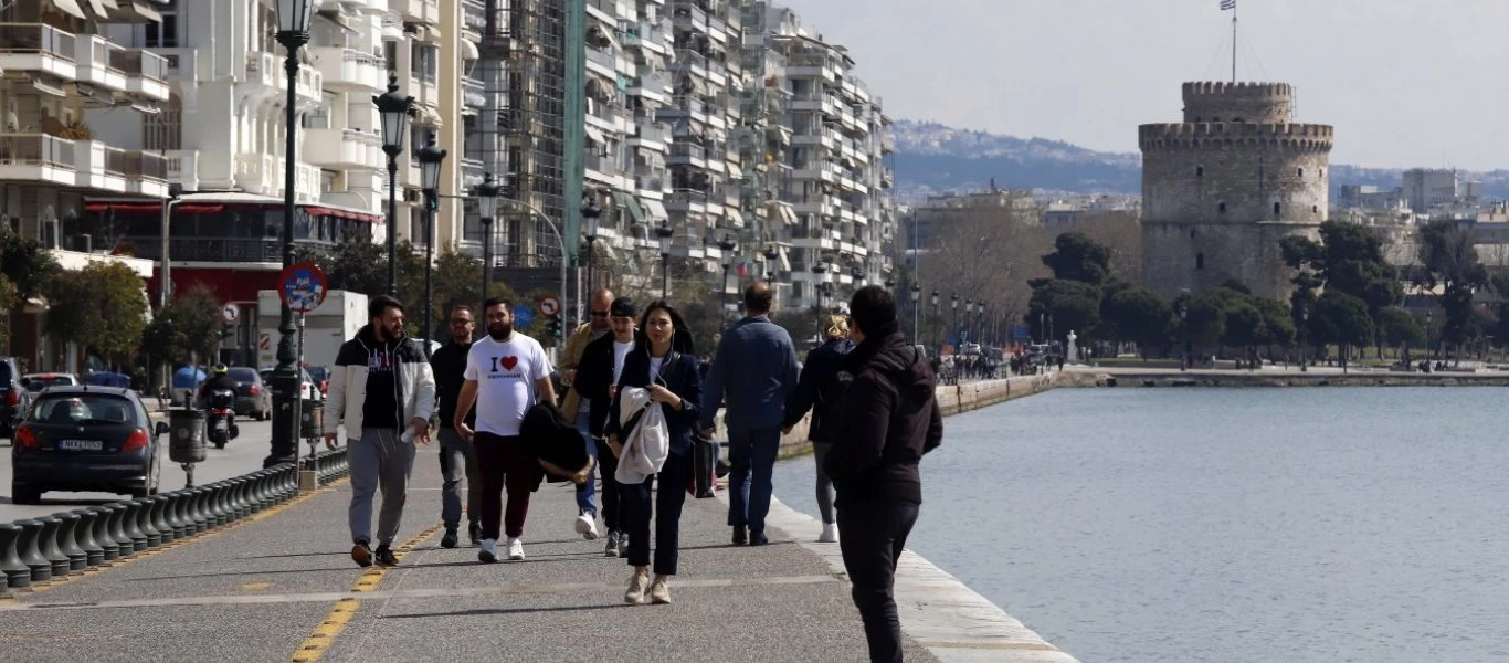 Θεσσαλονίκη όπως Αθήνα: Πολίτες «ξεχύθηκαν» στη Νέα παραλία (βίντεο)